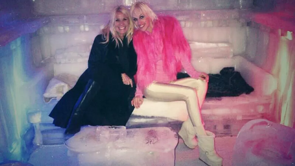 INGRID A FULL. Hermosa noche bajo cero en el Ice Bar de Bariloche junto a Evelyn Schei, contó la modelo al compartir esta foto por Twitter.