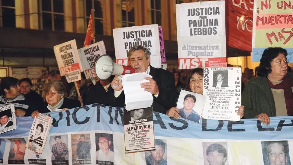 EN LA PLAZA. Alberto Lebbos leyó los nombres de víctimas de la impunidad. LA GACETA / FOTO DE HECTOR PERALTA