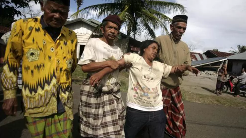 TRAGEDIA. Hay centenares de heridos en Sumatra tras el terremoto de 6,1 grados. REUTERS
