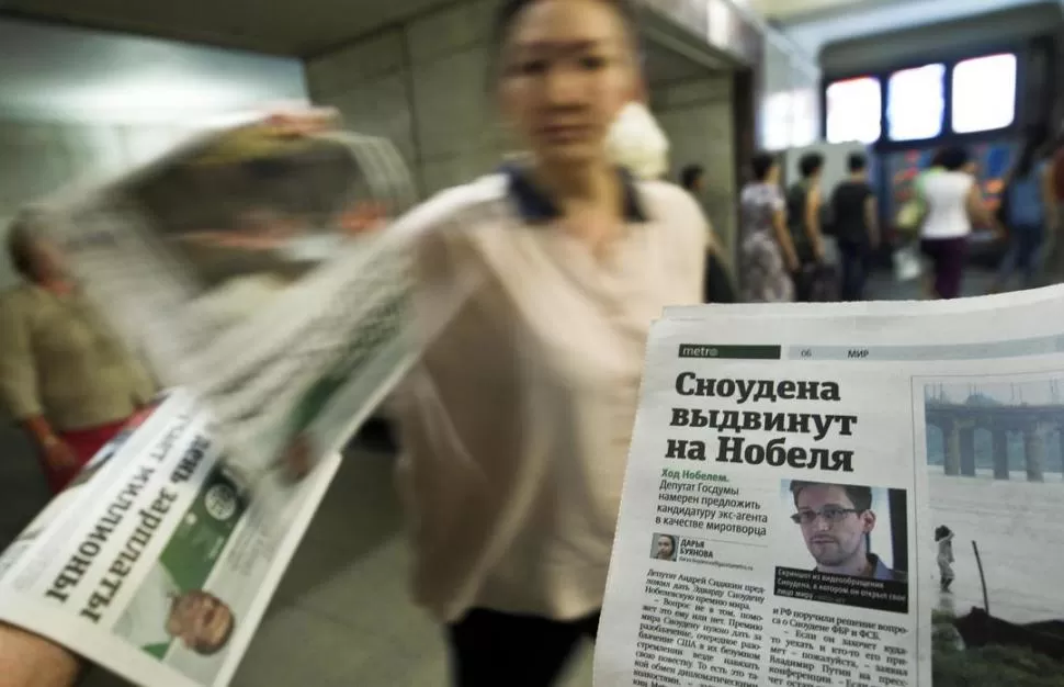 EN VILO. La historia de Snowden ocupa los diarios de todo el mundo. REUTERS
