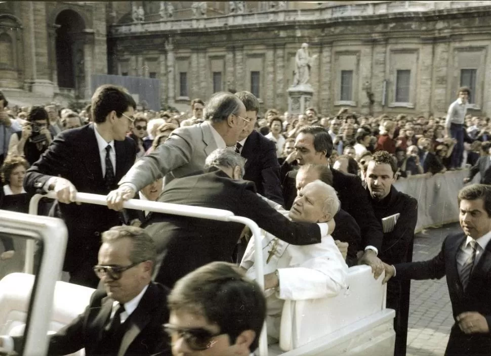 JORNADA SANGRIENTA. Juan Pablo II cae herido sobre el papamóvil. 