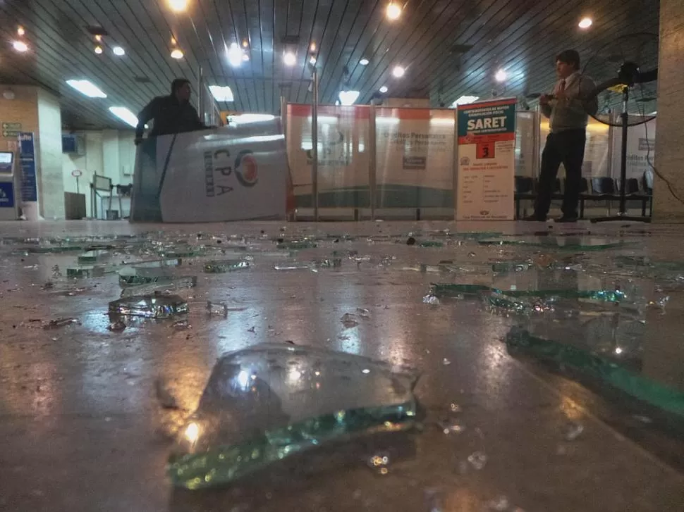 VIOLENCIA. Empleados dijeron que afiliados de La Bancaria rompieron vidrios y mobiliario en la sede central. LA GACETA / FOTO DE JOSÉ INESTA 