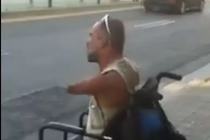 ENFADADO. El hombre, sin manos ni piernas, insulta desde su silla de ruedas antes de bajarse a pelear. CAPTURA DE VIDEO. 