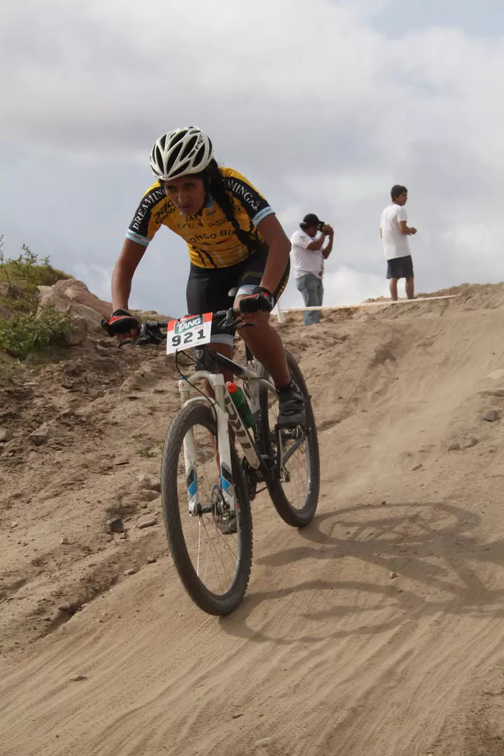 VELOZ Y TÉCNICA. Vargas combina los factores clave en la bicicleta de montaña.  