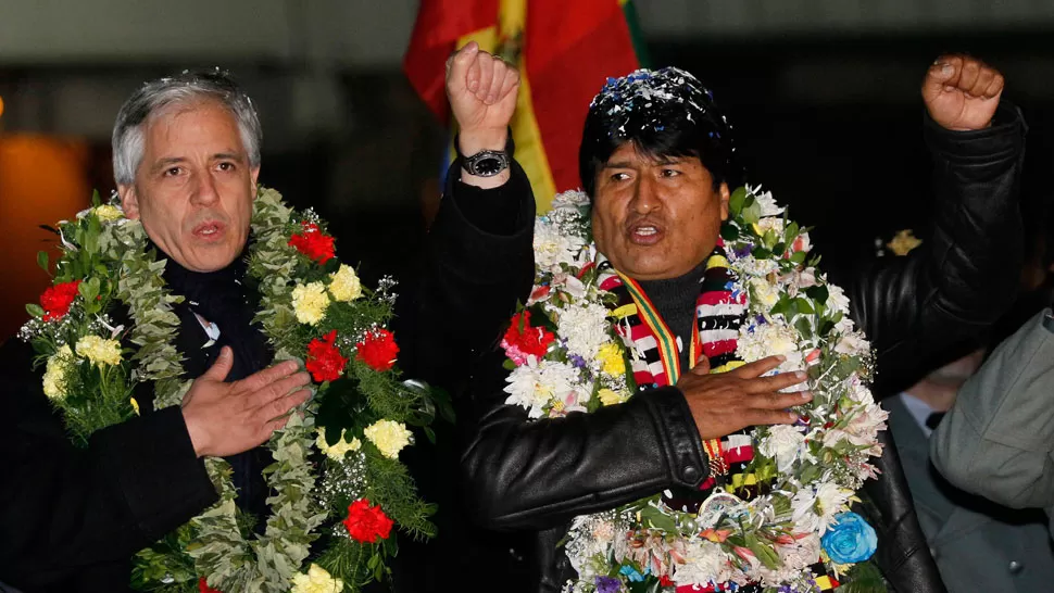 RECIEN LLEGADO. Morales junto al vicepresidente, Álvaro García, en el aeropuerto de La Paz. REUTERS.