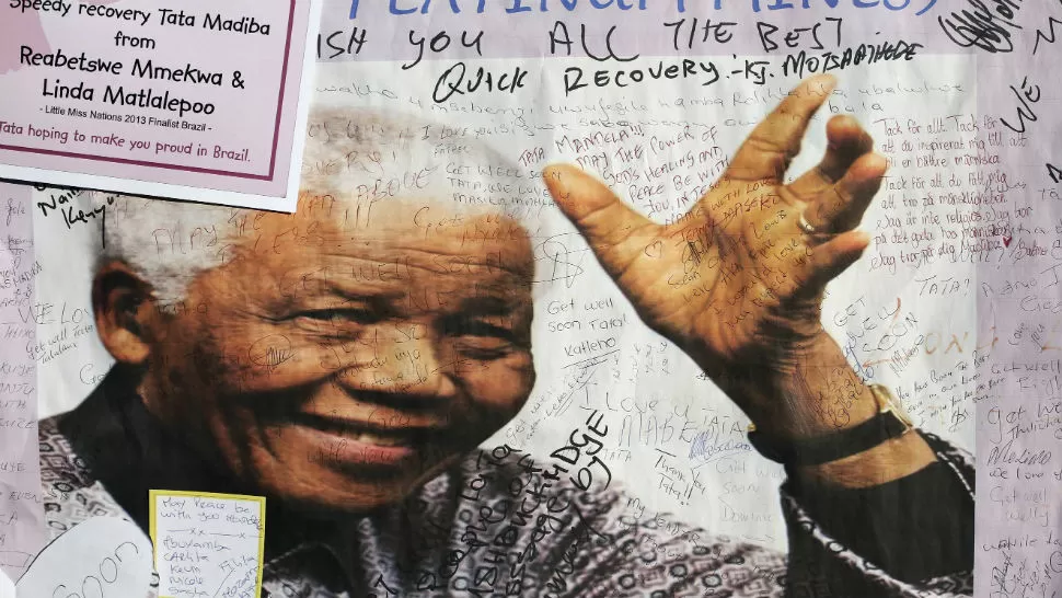 APOYO. La gente muestra el afecto a Mandela. REUTERS