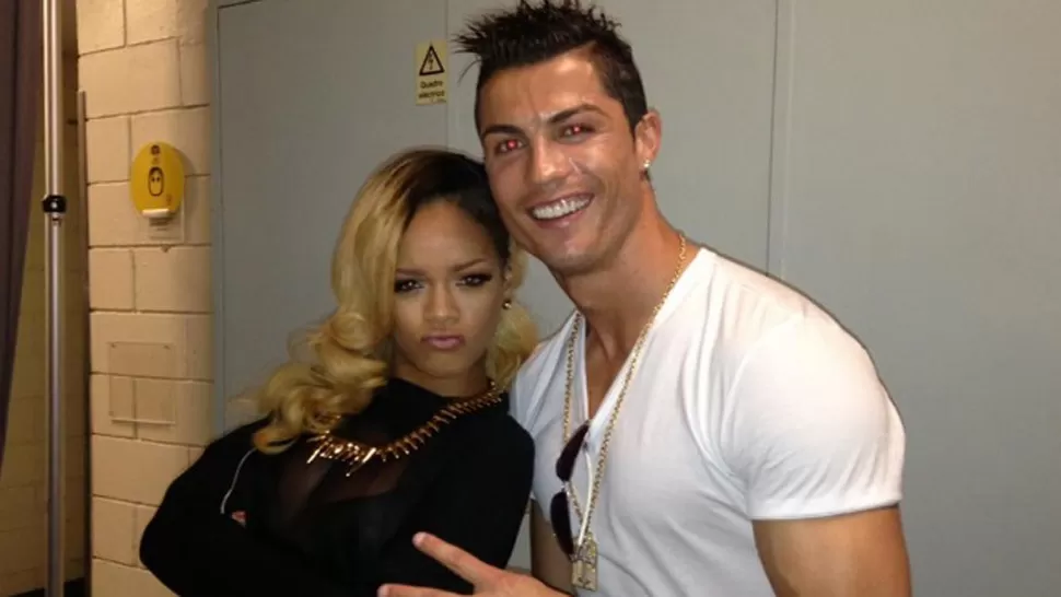 ADMIRADOR. Cristiano Ronaldo posa con Rihanna tras un concierto de la cantante. FOTO TOMADA DE MUNDODEPORTIVO.COM