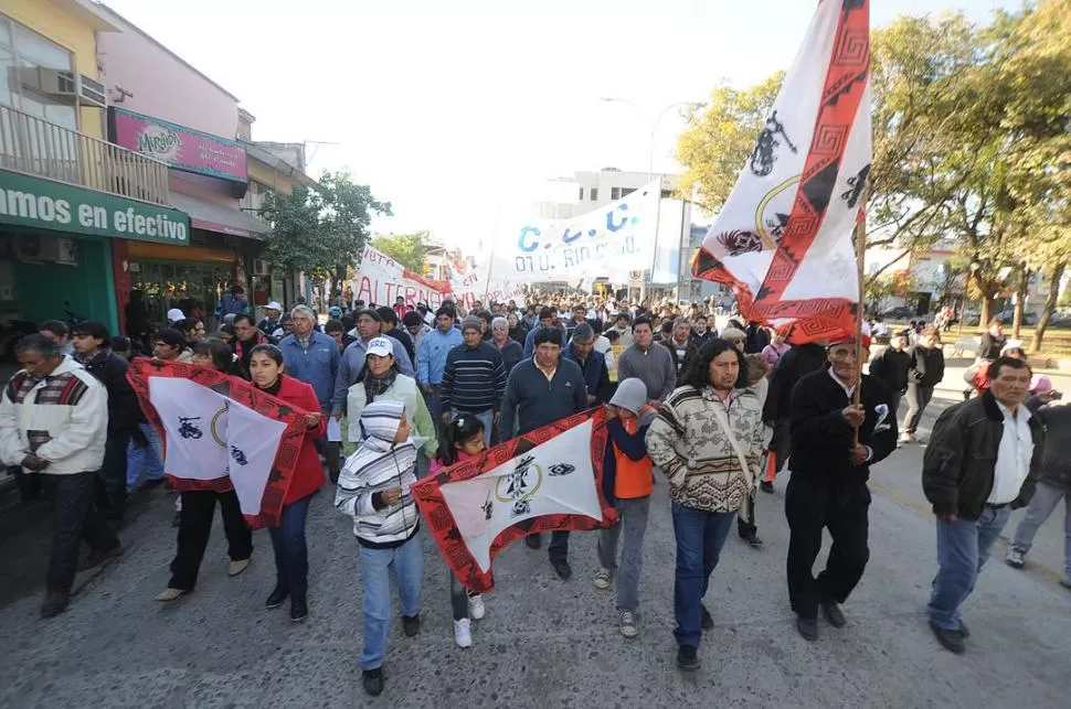 EN LA CALLE. Los manifestantes avanzan hacia los Tribunales del Concepción. LA GACETA / FOTO DE OSVALDO RIPOLL