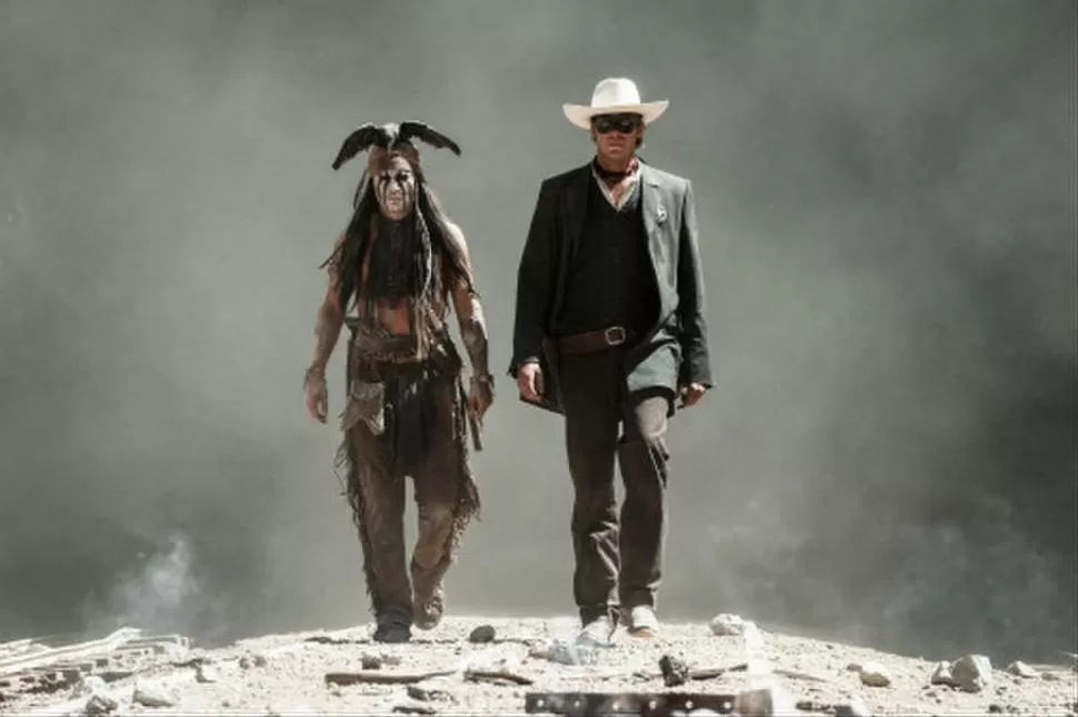 SE VIENEN CON TODO. Toro (Johnny Depp) comparte las aventuras de El llanero solitario (Armie Hammer). 