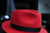 El encanto femenino se sube a la cabeza