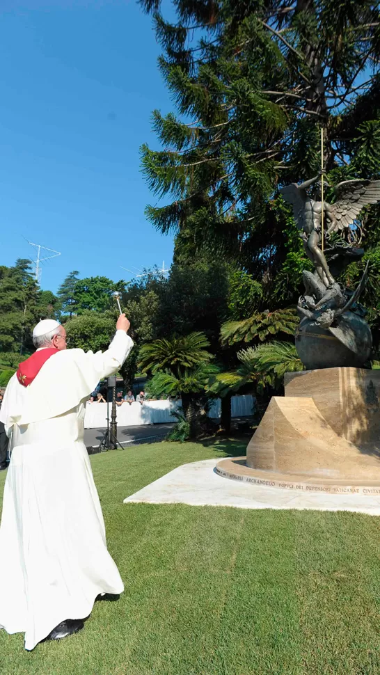 JARDINES DEL VATICANO. Ayer a la mañana, Francisco bendijo la nueva estatua de San Miguel Arcángel. FOTO OSSERVATORE ROMANO