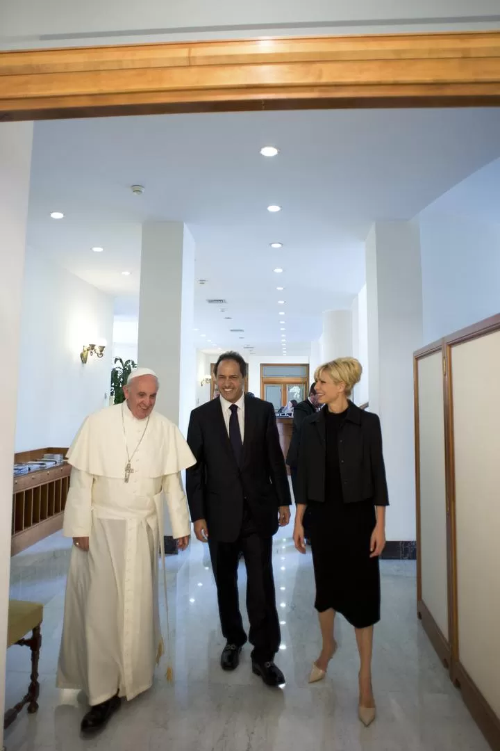 SONRIENTES. El Papa recibió a Scioli y a su esposa, Karina Rabolini. REUTERES