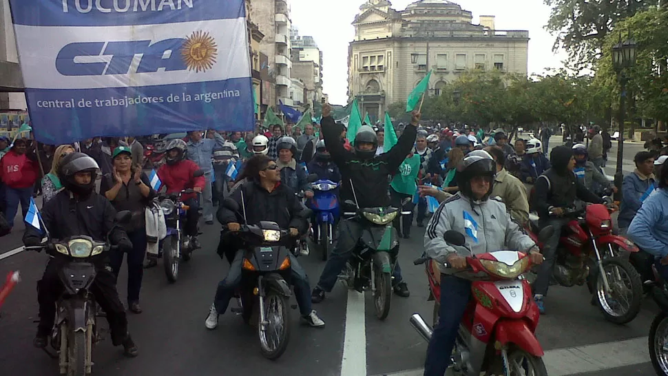 INSÓLITA PROTESTA. Las columnas de manifestantes con motos iniciaron su ingreso a la plaza Independencia. LA GACETA
