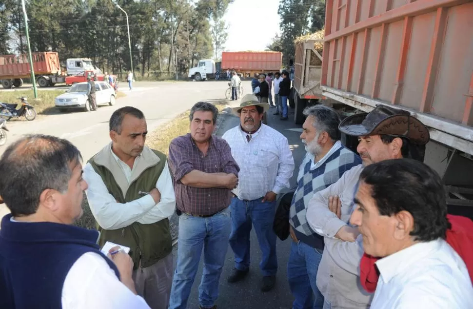 MALESTAR. Los productores de UCIT bloquearon el acceso a la fábrica del ingenio Ñuñorco, en Monteros. LA GACETA / FOTO DE OSVALDO RIPOLL