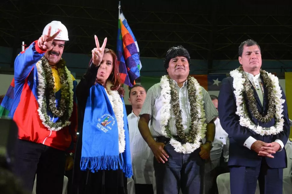 AMPLIO RESPALDO. Los mandatarios de Venezuela, Argentina y Ecuador hablaron durante un acto en Cochabamba para apoyar a Evo Morales. PRESIDENCIA DE LA NACION