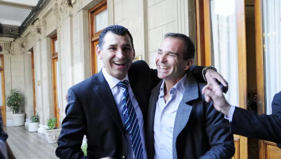CHOCHOS. Mario Leito y Jorge Garber se abrazaron y se mostraron contentos a la salida del encuentro con Alperovich. 