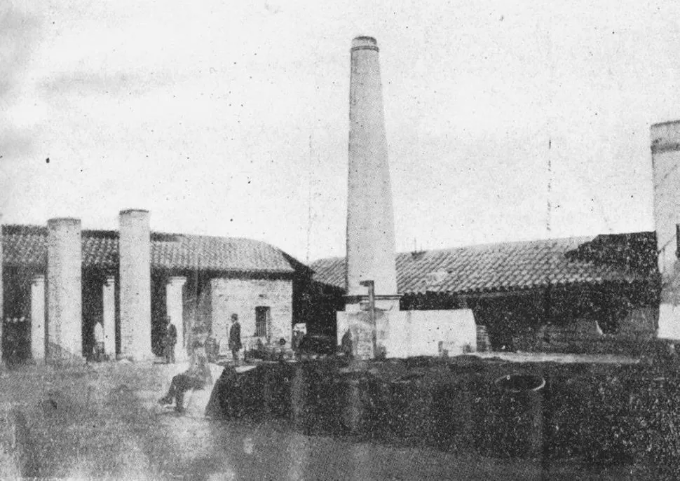 UNA FÁBRICA HACIA 1870. El viejo ingenio El Paraíso, en una fotografía tomada por Angel Paganelli. LA GACETA / ARCHIVO