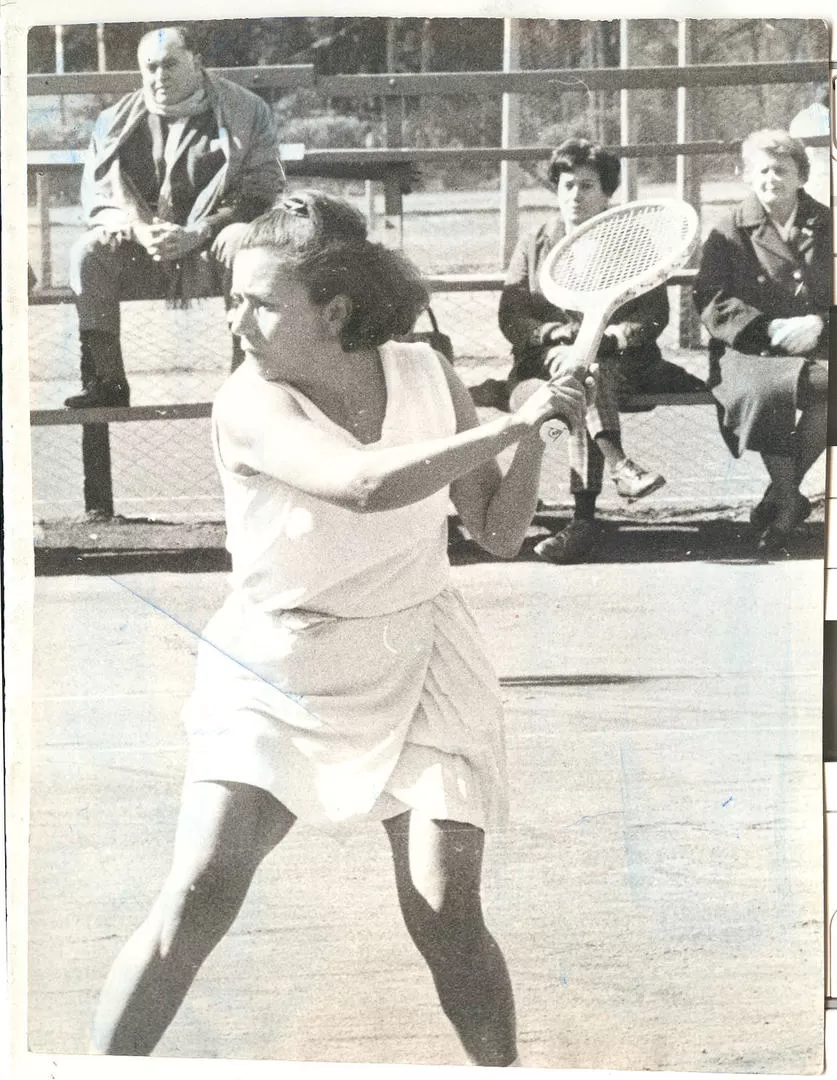 REVÉS A DOS MANOS. Estrella dejó su huella en el Concepción Lawn Tennis. 