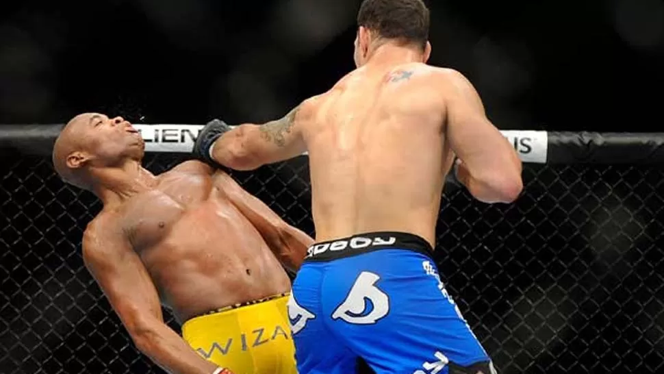 SORPRESA. Anderson Silva no pudo controlar la potencia de Chris Weidman. FOTO TOMADA DE DIARIO.MX