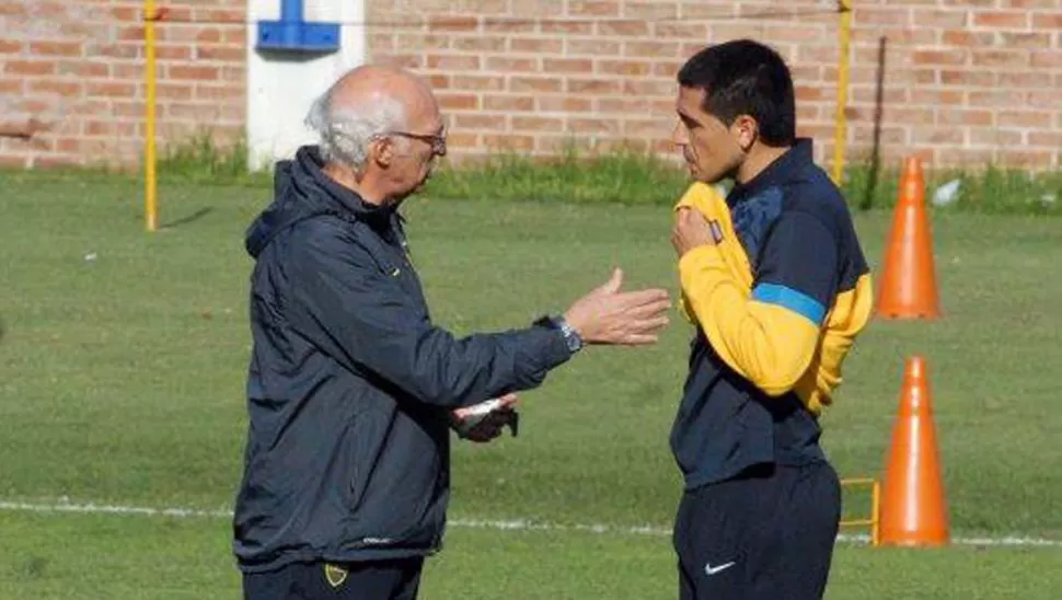 VIEJOS CONOCIDOS. Bianchi dialogó con Riquelme durante la práctica. FOTO TOMADA DE TYCSPORTS.COM
