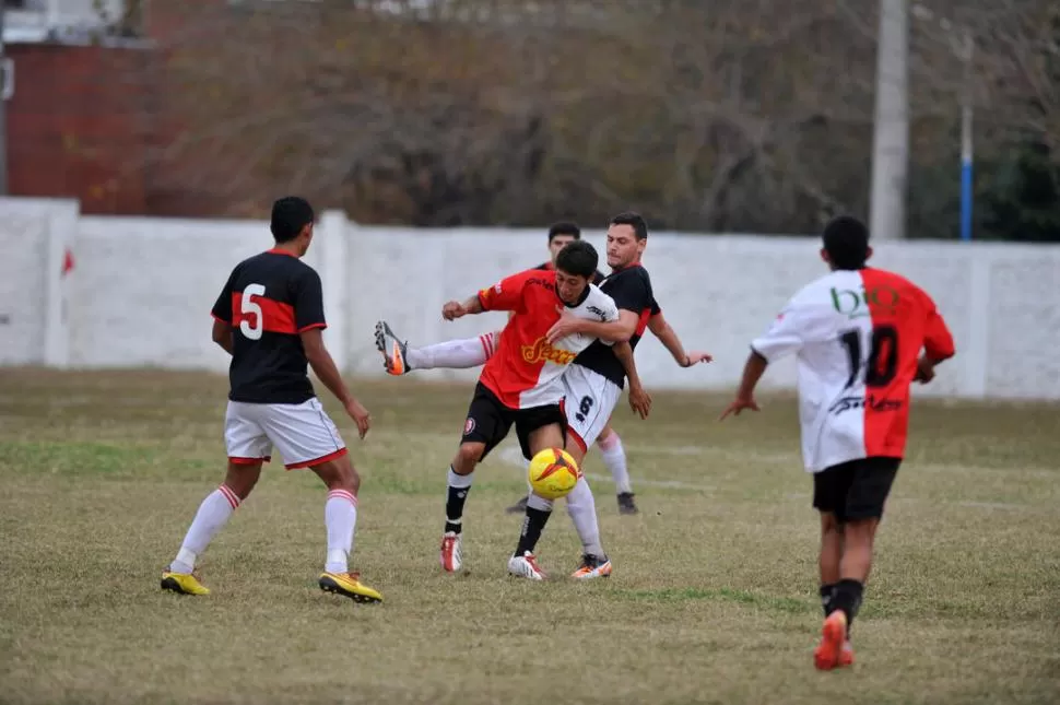 JULIANO EN ASCENSO. Diego Luna, de Sportivo, trata de escapar de la marca del defensor Martín Chacana, de All Boys. 