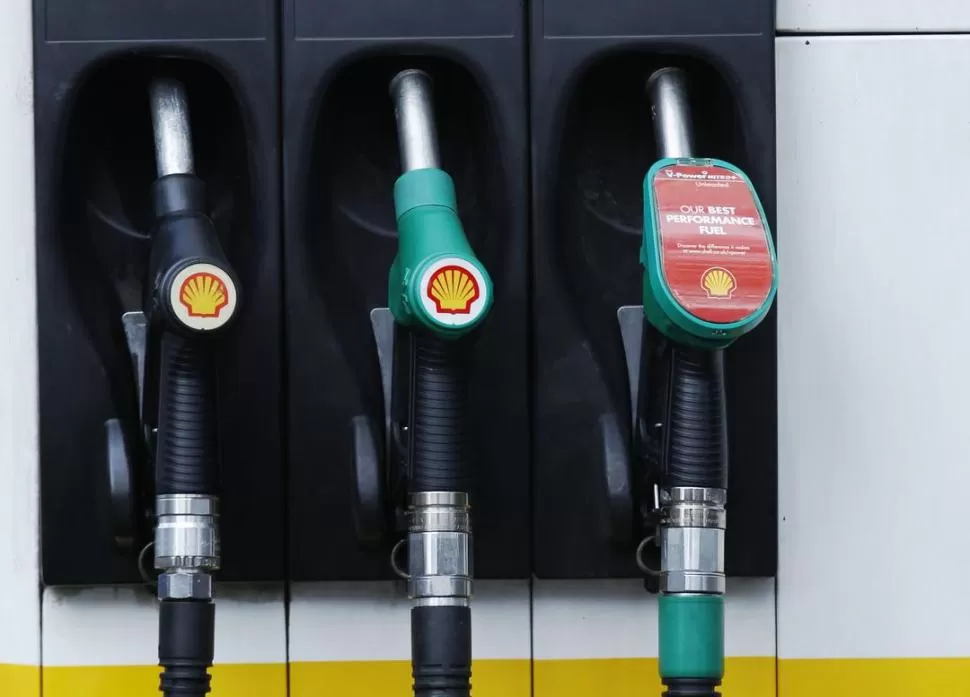 SÓLO EN ALGUNAS ZONAS. Shell reajustó el precio en Buenos Aires. REUTERS