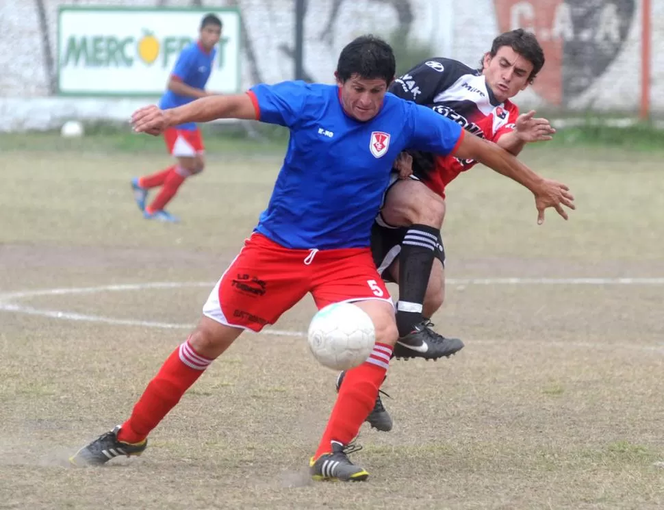 ES MÍA. Pérez, mediocampista de Tucumán Central, pone el cuerpo para proteger la pelota y le gana la pulseada a Matteucci. 