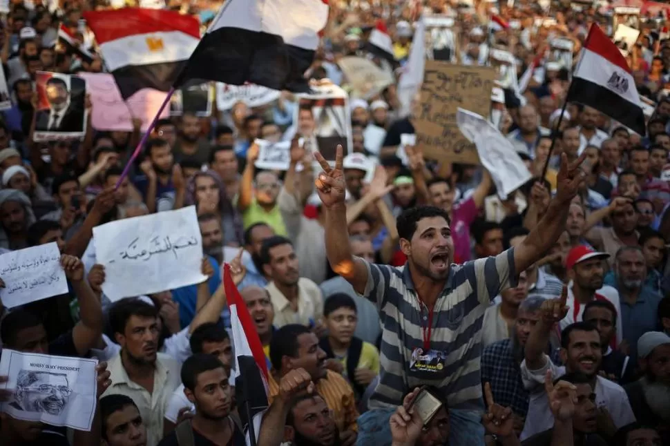 LAS PROTESTAS SIGUEN. Partidarios del depuesto Mohamed Mursi se movilizaron hasta el lugar donde está detenido el derrocado presidente, en El Cairo. REUTERS