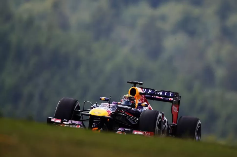 ASOMA UN CANDIDATO. Sebastian Vettel manejó de una manera prodigiosa su Red Bull para ganar en Nürburgring y, de paso, alejarse en el campeonato. 