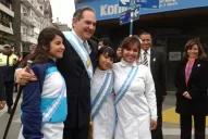 Alperovich presidió el izamiento de la Bandera