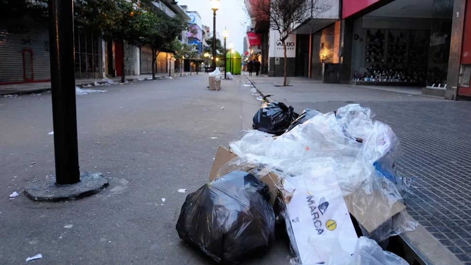 MALA IMAGEN. La peatonal Mendoza es solo uno de los puntos afectados por la falta de recolección de basura. LA GACETA / ANALIA JARAMILLO