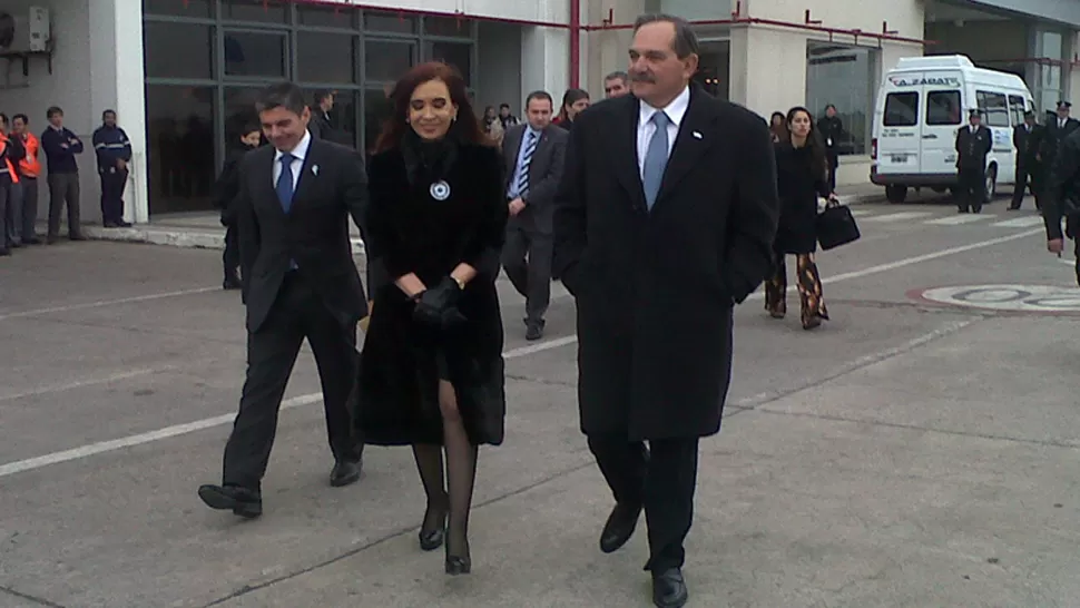 EN EL AEROPUERTO. Cristina, junto al gobernador, recién bajada del avión presidencial. LA GACETA 