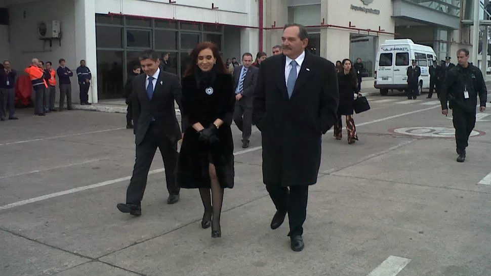 LLEGADA. La Presidenta y el Gobernador, en el aeropuerto. FOTO DE OSCAR FERRONATO