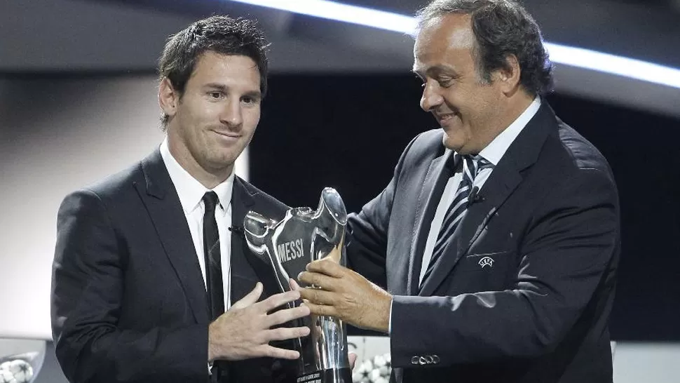 ANTECEDENTE. Messi recibió el premio de manos de Michele Platini en 2011. FOTO TOMADA DE TOVIMA.GR