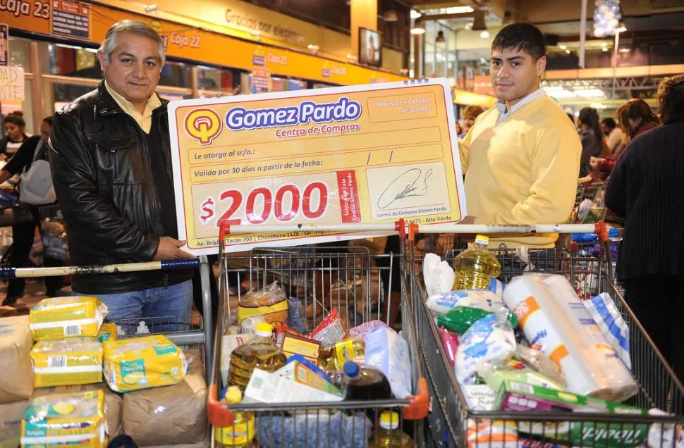 CARRITOS LLENOS. Hugo posa junto con la mercadería que compró. LA GACETA / FOTO DE HECTOR PERALTA