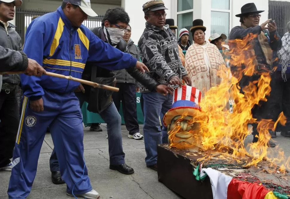 EN LA PAZ. Cientos de bolivianos protestaron frente a la embajada de EEUU. REUTERS