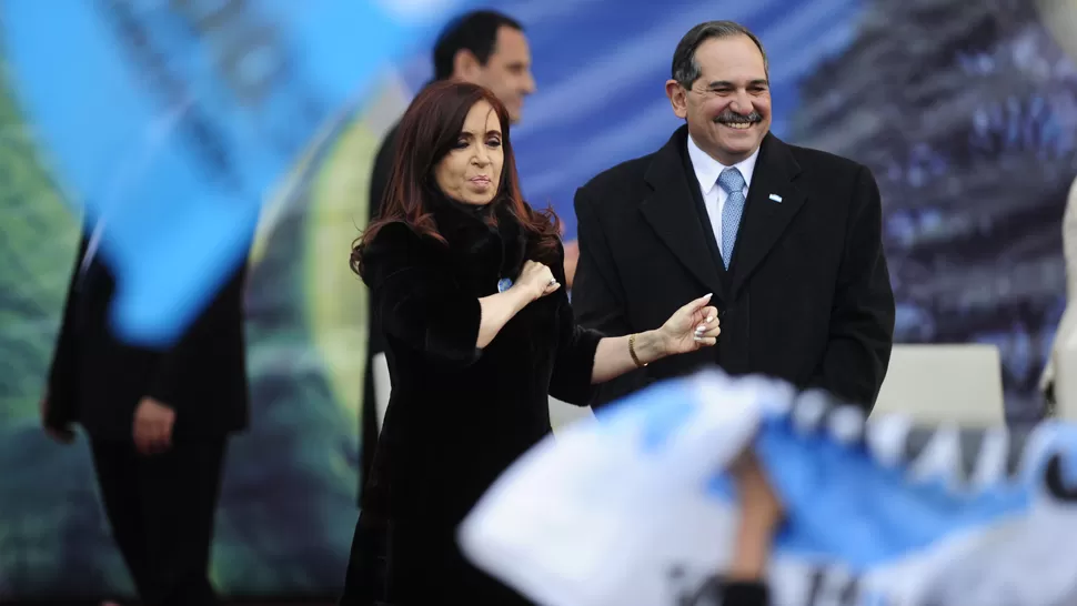 FELICES EN EL HIPÓDROMO. Cristina Kirchner y José Alperovich, durante el acto central por el 9 de Julio. A esa hora, ya habían apaleado a Lebbos. LA GACETA / FOTO DE JORGE OLMOS SGROSSO.