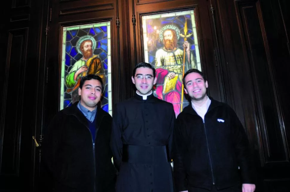 RUMBO A RÍO. Luis (al medio) con los seminaristas Nelson y Benjamín. 