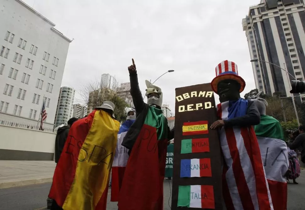 MALESTAR. Bolivianos protestan contra España, Italia, Francia y Portugal ante la embajada de EEUU en La Paz. REUTERS