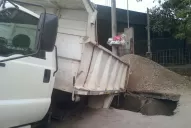 El pozo se tragó a un camión enorme