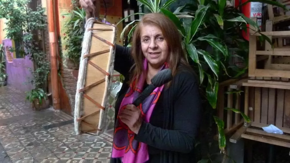 MÚSICA Y TRADICIÓN. Melania Pérez, que integró el mítico conjunto Las Voces Blancas, posa con una caja. FOTO RICARDO REINOSO