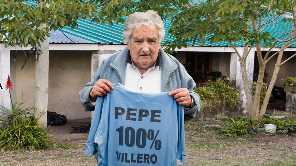 COMPROMISO. Mujica se puso la camiseta con la que la revista La Garganta Poderosa reclama visibilización para los marginados. FOTO FACEBOOK LA GARGANTA PODEROSA