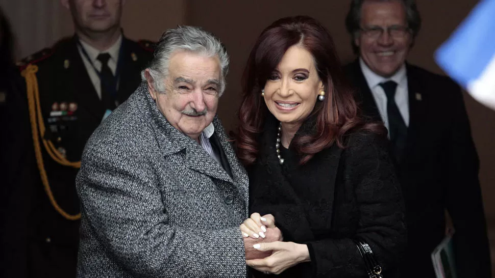 CÁLIDO RECIBIMIENTO. El presidente Mujica saluda a la mandataria argentina, que llegó esta mañana a Montevideo. REUTERS