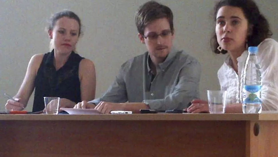 CONTACTOS. Snowden y Sarah Harrison, representante de Wikileaks (izquierda), junto con dirigentes de derechos humanos rusos dan una conferencia en el aeropuerto de Moscú. REUTERS