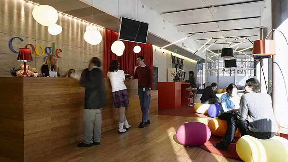 DISTENDIDO. El clima laboral en las oficinas de Google. FOTO TOMADA DE ELMUNDO.ES