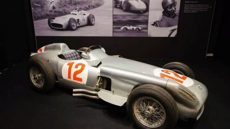 TODO UN LUJO. El Mercedes con el que Fangio ganó su segundo título. REUTERS