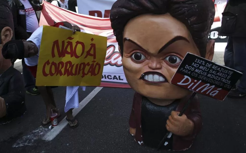 EN SAN PABLO. Manifestantes llevan carteles que dicen No a la corrupción y que piden a Dilma Rousseff no mas reajuste salarial para los ministros. REUTERS
