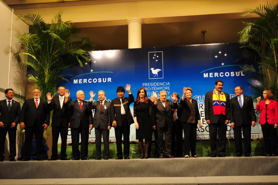FOTO DE FAMILIA. Los presidentes del Mercosur firmaron un documento común. DYN