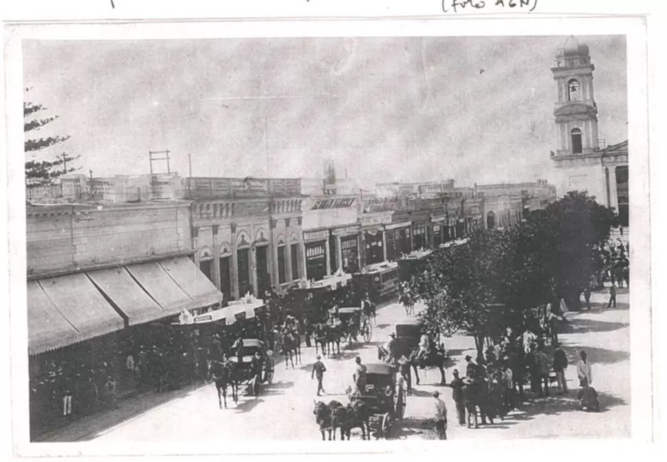 LAPRIDA PRIMERA CUADRA, EN 1882. La foto muestra la inauguración del servicio de tramway con tracción a sangre. LA GACETA / ARCHIVO