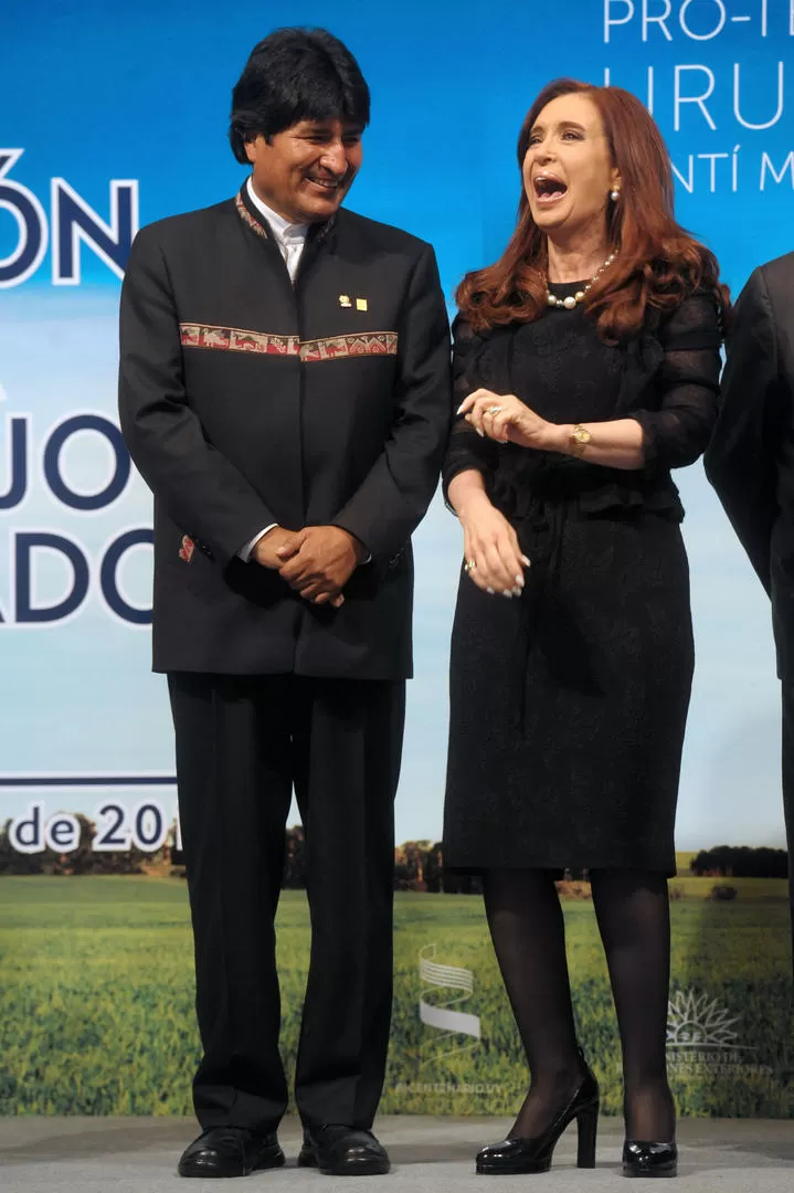 LA MISMA SITUACIÓN. Cristina Fernández ríe ayer con Evo Morales, en la cumbre presidencial del Mercosur. TELAM